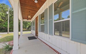 Exterior detail - 3-bedroom house in serene Gulfport with cool AC breeze (Gulfport)