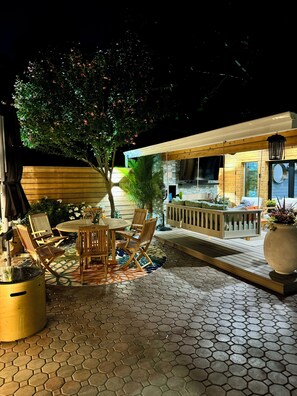 Outdoor dining - Elegant 2BR Baldwin Retreat with Private Entrance, Wi-Fi & In-Unit Laundry (Baldwin)