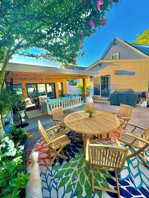 Outdoor dining - Elegant 2BR Baldwin Retreat with Private Entrance, Wi-Fi & In-Unit Laundry (Baldwin)