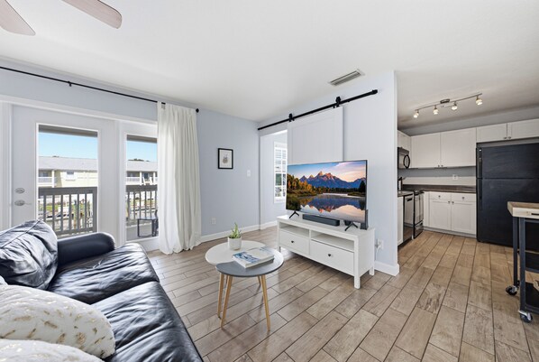 Living area - One Bedroom overlooking the water with gym, pickleball, pool, and hot tub (St. Petersburg)