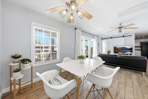 Dining - One Bedroom overlooking the water with gym, pickleball, pool, and hot tub (St. Petersburg)