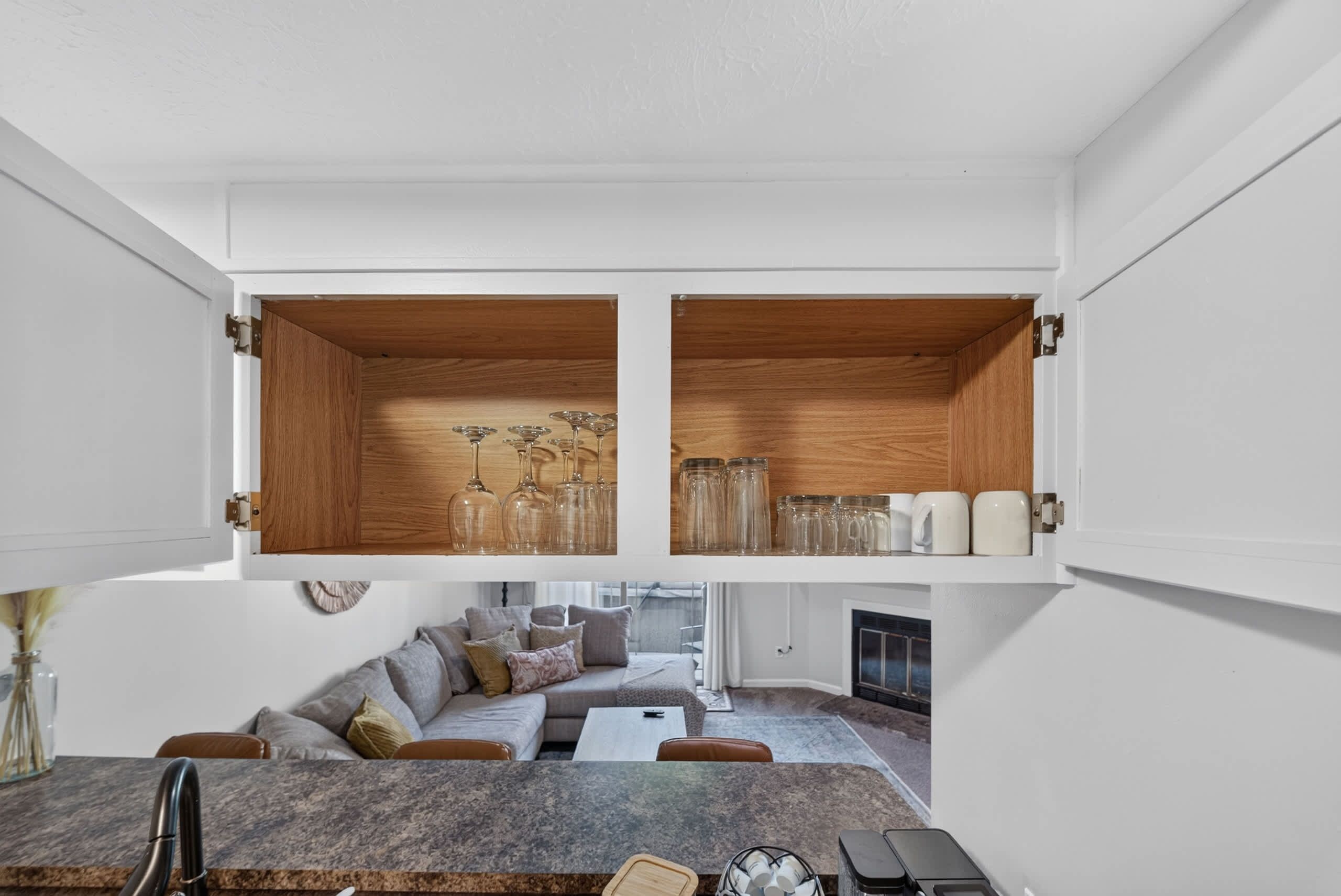 Una cocina moderna con armarios de madera y una zona de estar integrada.