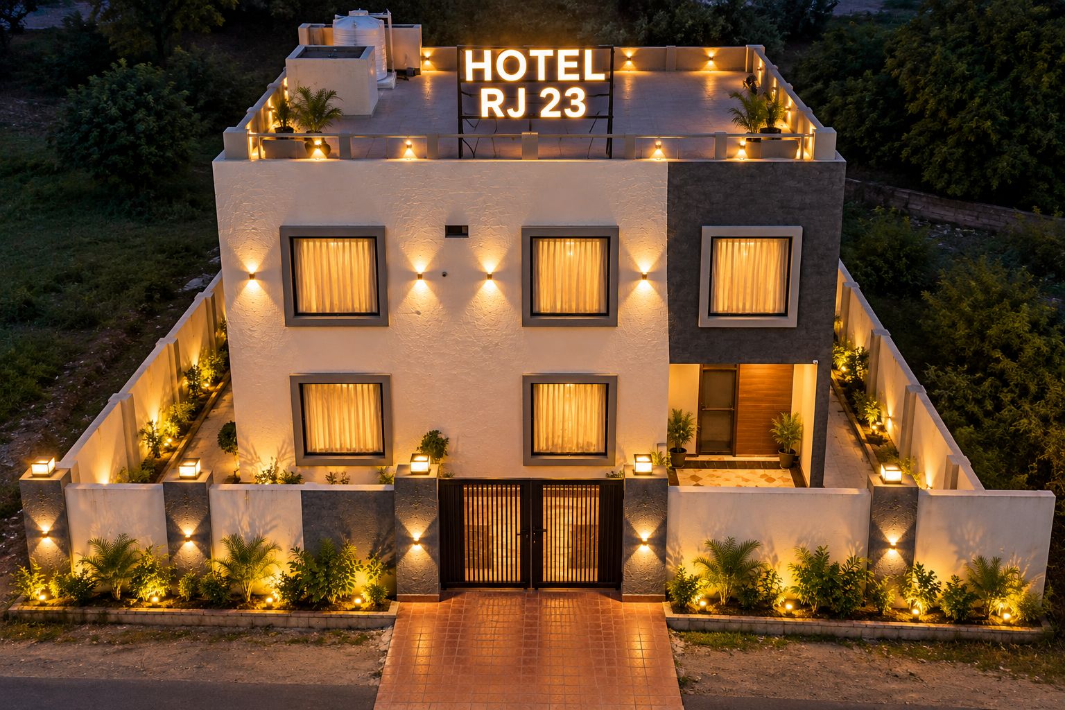 Un hotel moderno con techo plano, múltiples ventanas y un cartel que indica 'HOTEL RJ 23'.