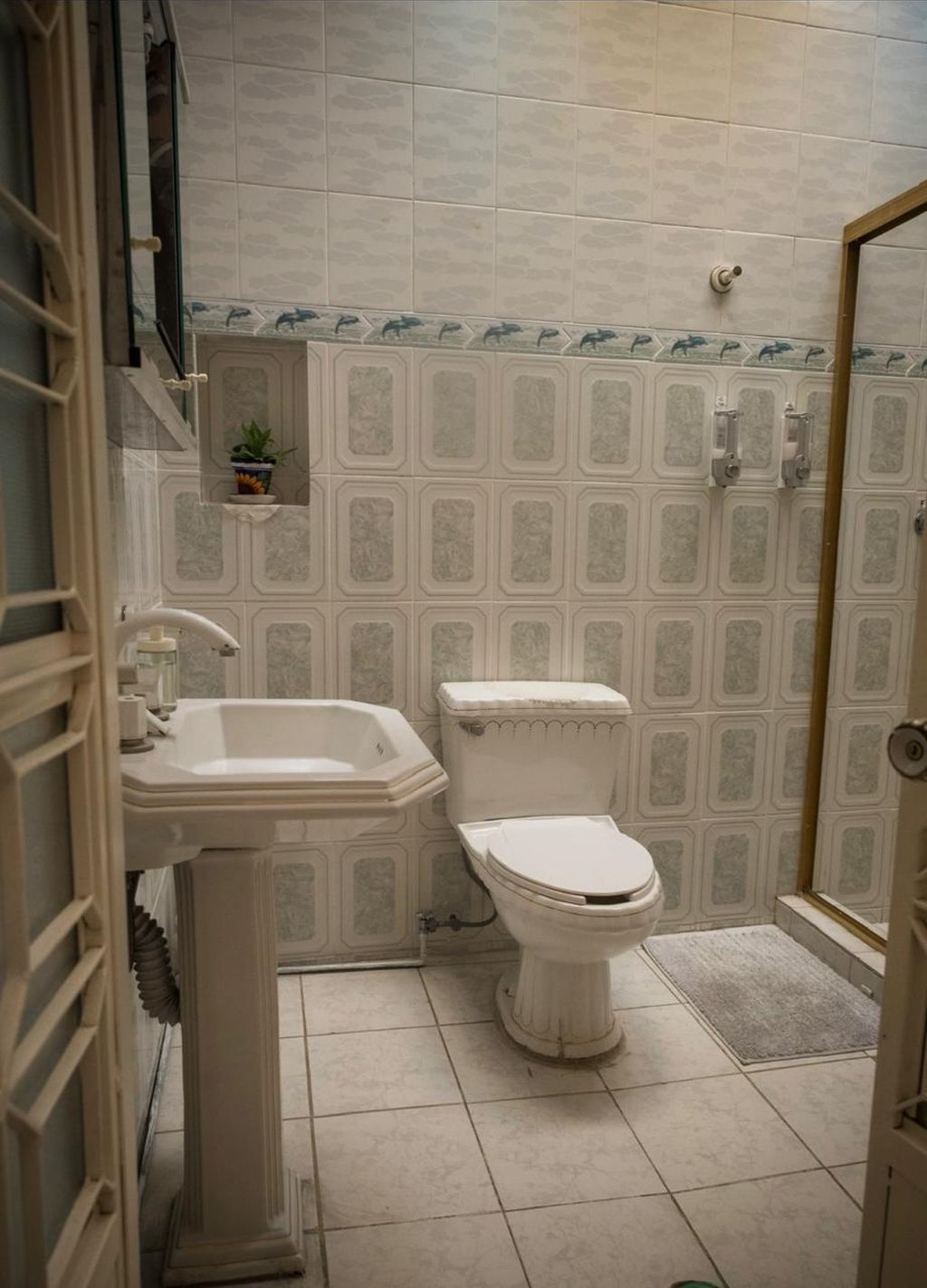 Ein Badezimmer mit Toilette, Waschbecken und Dusche.