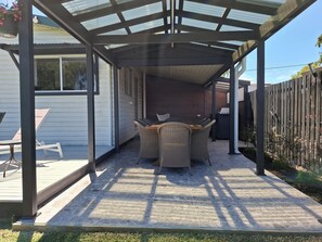 Outdoor dining - Gordon's - Newly renovated, 100m to beach path and skate park. Pet Friendly! (Culburra Beach)