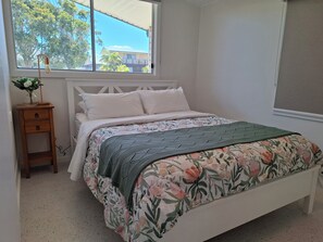 Room - Gordon's - Newly renovated, 100m to beach path and skate park. Pet Friendly! (Culburra Beach)