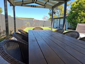 Outdoor dining - Gordon's - Newly renovated, 100m to beach path and skate park. Pet Friendly! (Culburra Beach)