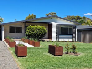 Exterior - Gordon's - Newly renovated, 100m to beach path and skate park. Pet Friendly! (Culburra Beach)