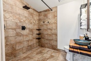 Ein modernes Badezimmer mit Dusche, Toilette und Waschtisch mit Becken.