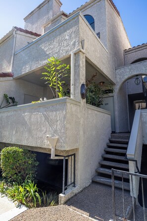 Un immeuble doté d’un balcon, d’un escalier et d’une porte portant le numéro 109.