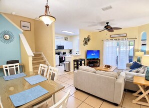 Living area - 4BR/3BA Disney Retreat Pool & Lazy River/Patio/ lFitness rm Near all attractions (Davenport)