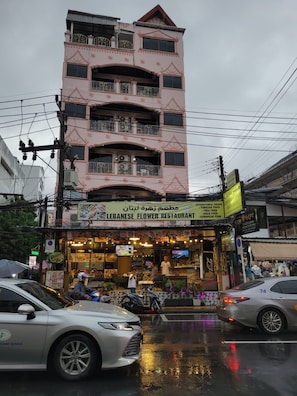 Un immeuble à plusieurs étages avec un restaurant situé au rez-de-chaussée.