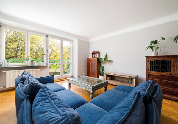 Un salon avec un canapé, une table basse et un meuble.