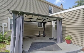 Exterior - Spacious 5BR Retreat - Hot Tub, Arcade & Sunroom Near IAD (Herndon)