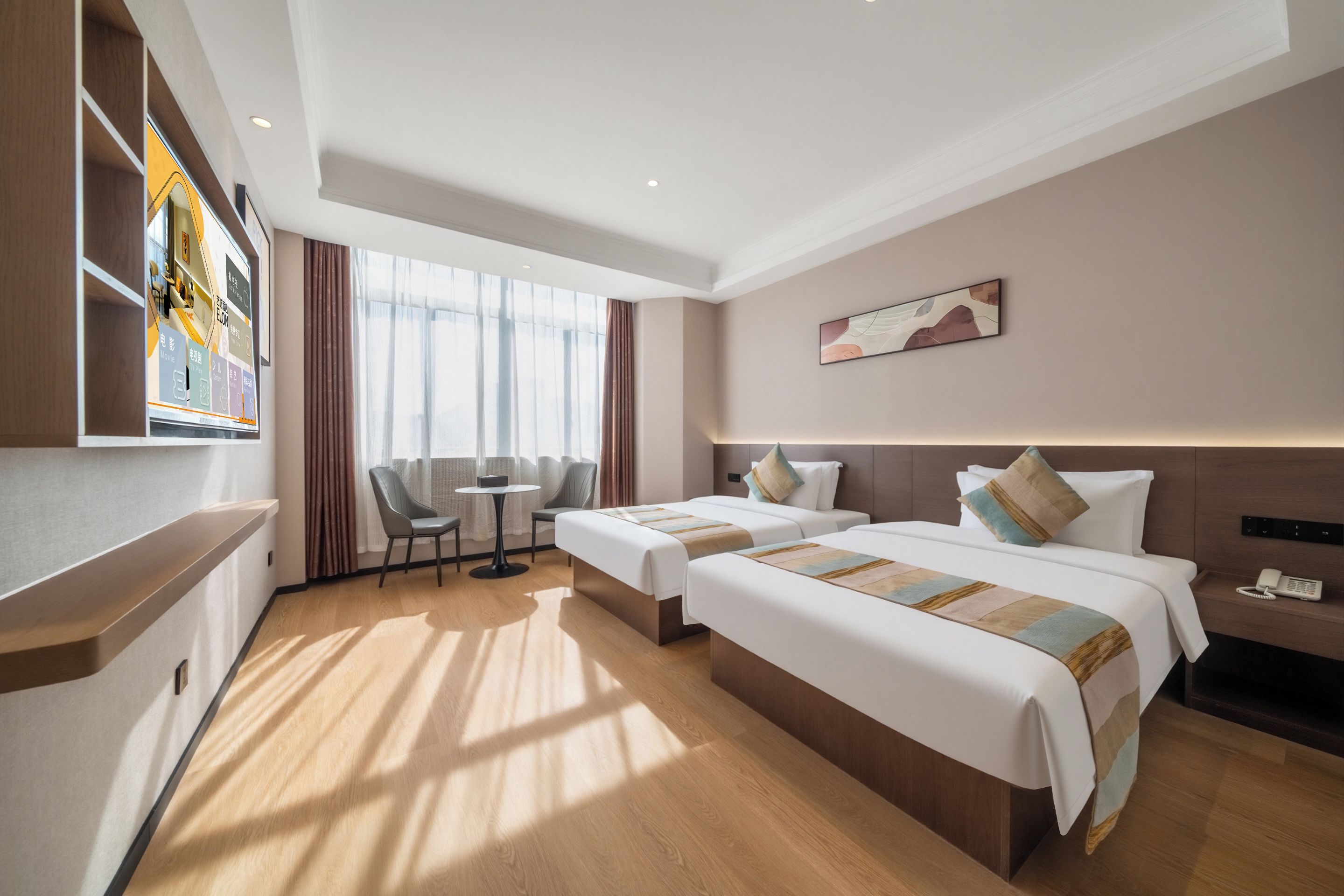 Habitació d'hotel amb dos llits, escriptori, cadira i una finestra gran.