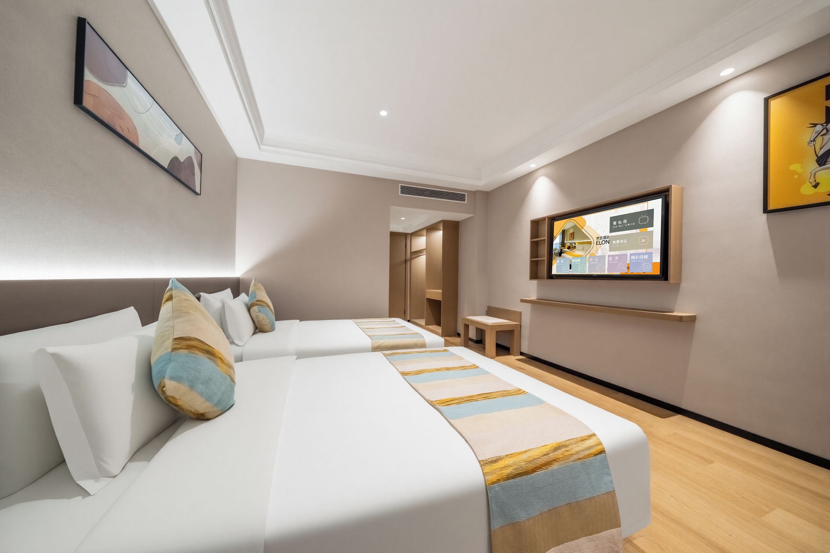 Habitació d'hotel amb dos llits, una televisió i una taula petita.