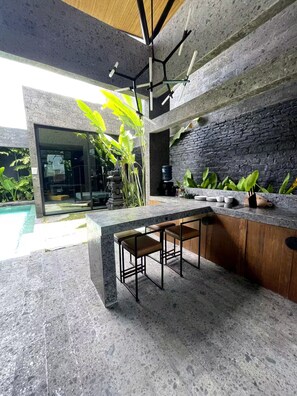 Outdoor dining - Modern Private Pool Villa in Canggu – Walk to Beach & Cafes (Canggu, Kuta Utara)