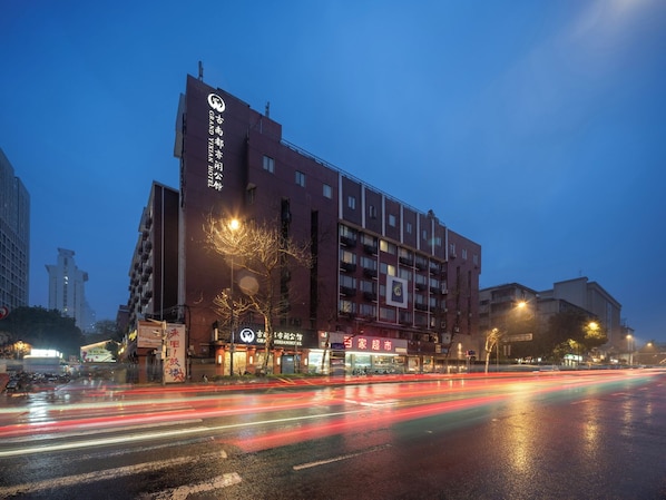 Edifício de hotel com vários andares e sinalização para o Grand Yixian Hotel.