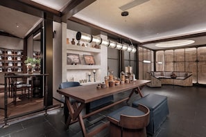 Decoração moderna com área de jantar, espaço de estar com balanço e parede decorada.