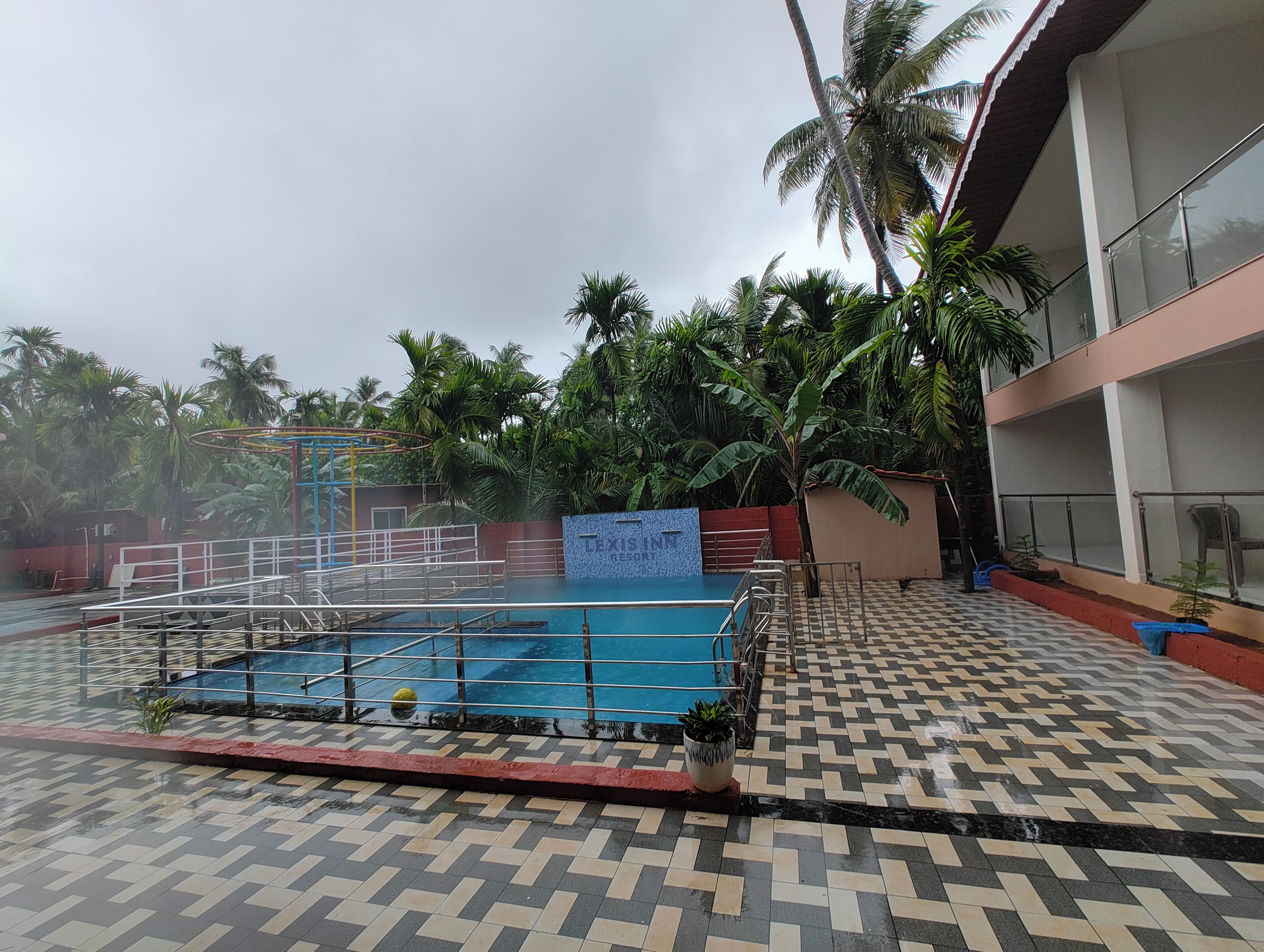 Indoor/outdoor pool