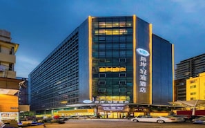 Un hôtel moderne, avec une entrée imposante et une signalétique bien visible.