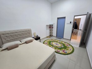 Room - 3-bedroom house in peaceful Kluang with air conditioning (Kluang)