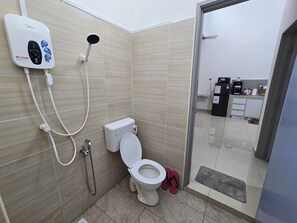 Bathroom - 3-bedroom house in peaceful Kluang with air conditioning (Kluang)