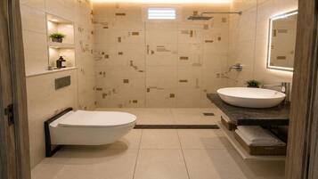 Une salle de bain moderne équipée de toilettes, d’un bidet et d’un lavabo.