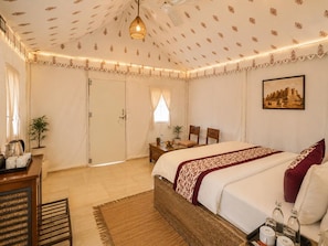 Une chambre d’hôtel avec un lit, une table de chevet, une lampe et un tableau au mur.