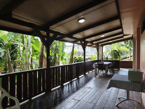 Outdoor dining - Teva's Tahiti Stay (Faaa)