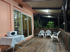 Outdoor dining - Teva's Tahiti Stay (Faaa)