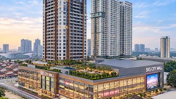 Un hôtel de grande hauteur au design moderne, doté de nombreux balcons et d’une enseigne Sheraton bien visible.