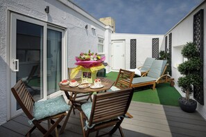 Outdoor dining - Granada Apartments Queen's Mansions flat 10 Queen Suite 3rd floor front sea view (Blackpool FY2 9HP)