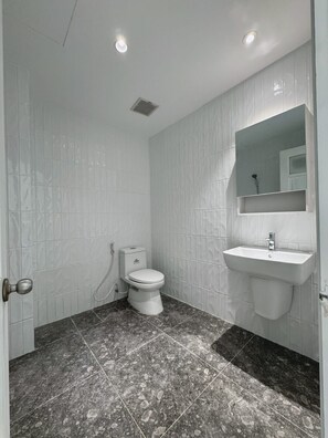 Bathroom - Private Villa Apt • Lake View • C404 @ Cozinema (Thành phố Hồ Chí Minh)