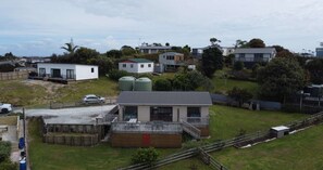 Exterior - Riley's Retreat. Family friendly house with sea view (Karikari Peninsula)