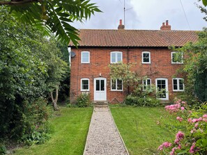 Exterior - Beautiful large 4 bedroom cottage close to the Suffolk coast in Little Glemham (Little Glemham)
