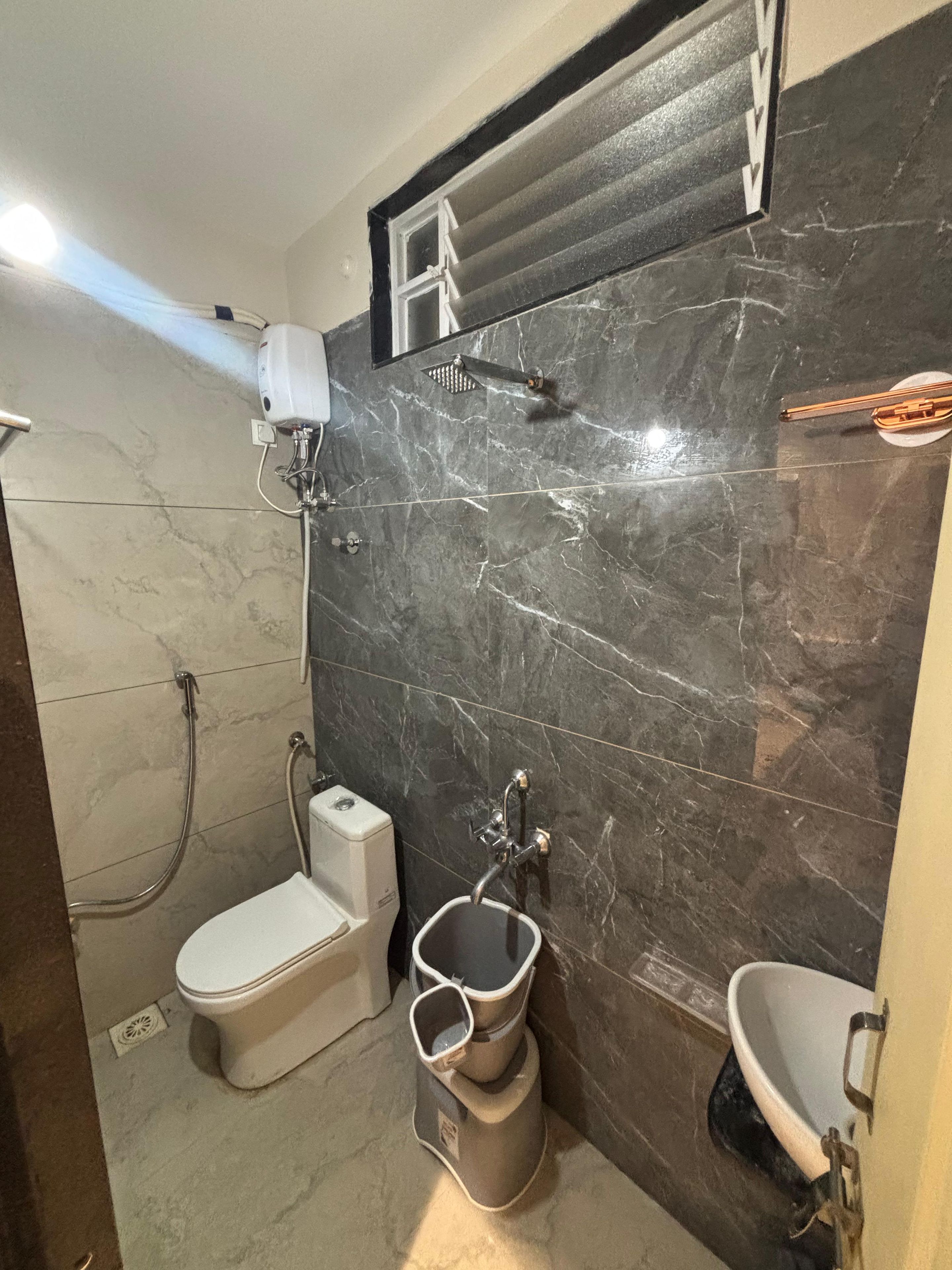 Un baño con inodoro, bidé y lavamanos.