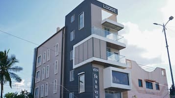 Un edificio de varios pisos con un letrero que dice 'Lodge' en la parte superior.