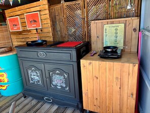 Un coin cuisine comprenant un fourneau, un meuble en bois et une cloison en bambou.