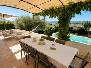 Outdoor dining - New Listing (Villelaure)