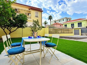 Outdoor dining - „Casa Mari“ - Holiday Apartment with Garden just 50 Metres from the Beach (Ventimiglia)