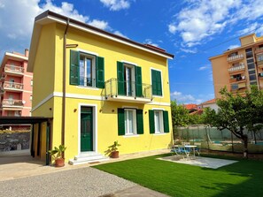 Exterior - „Casa Mari“ - Holiday Apartment with Garden just 50 Metres from the Beach (Ventimiglia)