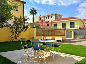 Outdoor dining - „Casa Mari“ - Holiday Apartment with Garden just 50 Metres from the Beach (Ventimiglia)