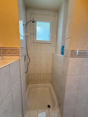 Bathroom - Rare. Appartement entier. Centre. (Bex)