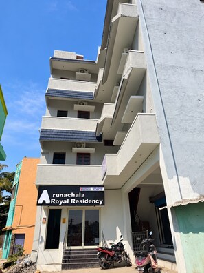Un edificio de varios pisos con un letrero que dice 'Arunachal Royal Residency'.