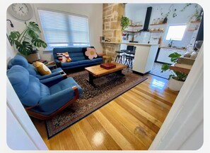Living area - Brigadoon - Central Art Deco house in the heart of the CBD (Warrnambool)