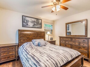 Room - 2BD/1BA Duplex near Cowboys Stadium (Arlington)