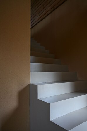 Un escalier au design moderne, composé d’une série de marches menant vers le haut.