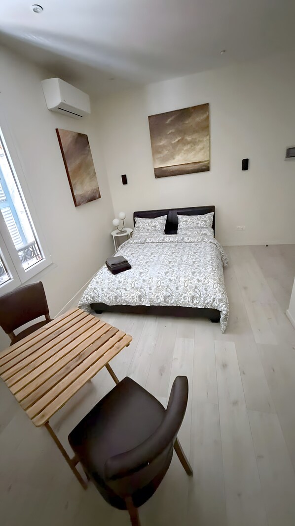 A modern bedroom with a bed, bedside table, and a chair. - Room with Private Bathroom and Air Conditioning – Cagnes-sur-Mer (Cagnes-sur-Mer)