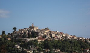 A historic town with a prominent castle on a hill, surrounded by dense greenery and traditional buildings. - Room with Private Bathroom and Air Conditioning – Cagnes-sur-Mer (Cagnes-sur-Mer)